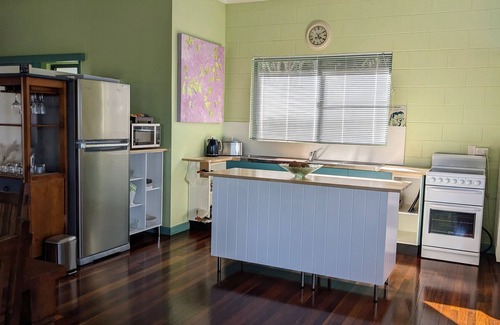 Carmoo Wohnung | Spacious studio apartment, views over Hull river to South Mission and Dunk Is.