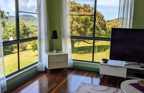 Carmoo Wohnung | Spacious studio apartment, views over Hull river to South Mission and Dunk Is.