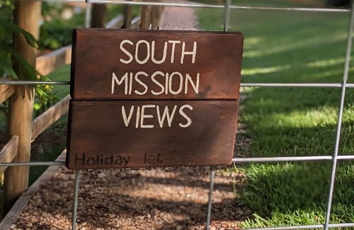 Carmoo Wohnung | Spacious studio apartment, views over Hull river to South Mission and Dunk Is.