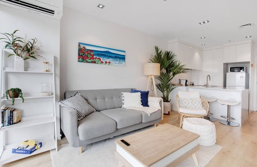 Takapuna Wohnung | Spacious Stylish 2BR Carpark Pool Aircon