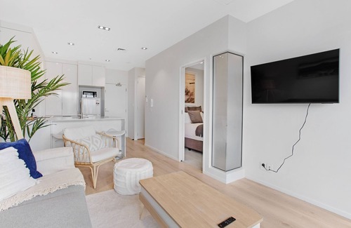 Takapuna Wohnung | Spacious Stylish 2BR Carpark Pool Aircon