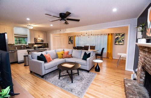 Reservoir Haus | Spacious, stylish home with fenced yard!