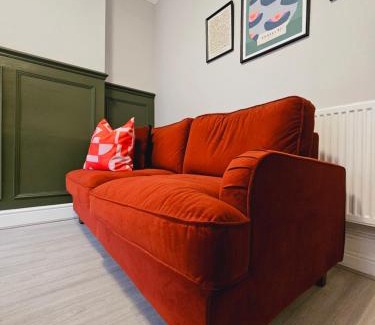 Salford Haus | Spacious Stylish Home with FREE Parking 10 Mins to Manchester Centre & AO Arena Ideal for Groups & Long Stays