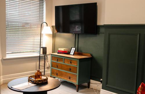 Salford Haus | Spacious Stylish Home with FREE Parking 10 Mins to Manchester Centre & AO Arena Ideal for Groups & Long Stays