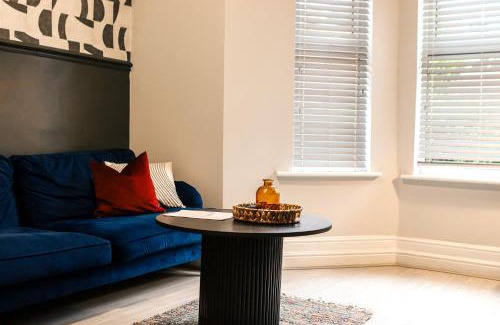 Salford Haus | Spacious Stylish Home with FREE Parking 10 Mins to Manchester Centre & AO Arena Ideal for Groups & Long Stays