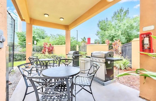 Florida Central Atlantic Coast Wohnung | Spacious Suite near Disney w Pool, Hot Tub, Arcade