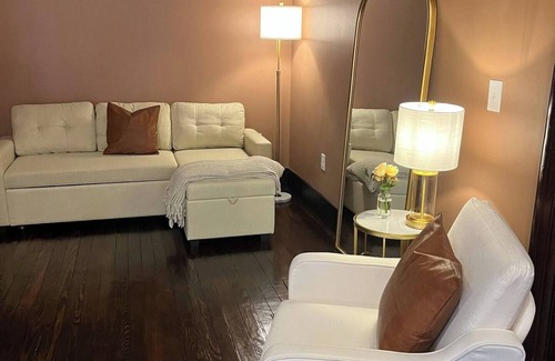 Marshall Wohnung | SPACIOUS suite with AC and WiFi in charming historical downtown Marshall, TX