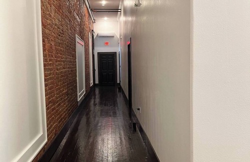 Marshall Wohnung | SPACIOUS suite with AC and WiFi in charming historical downtown Marshall, TX