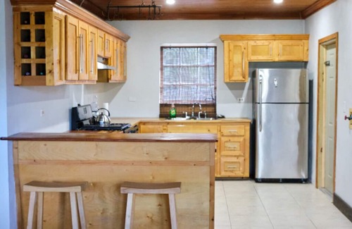 Gambier Haus | Spacious Tropical Getaway 🌴 - 3 mins from airport and beach