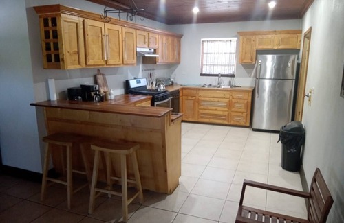 Gambier Haus | Spacious Tropical Getaway 🌴 - 3 mins from airport and beach
