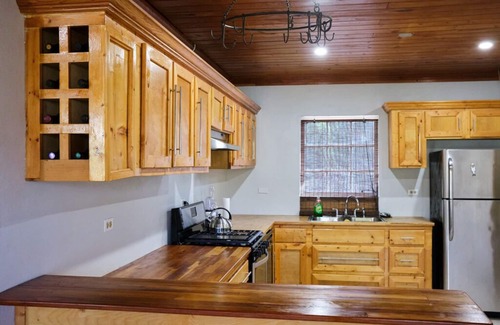 Gambier Haus | Spacious Tropical Getaway 🌴 - 3 mins from airport and beach