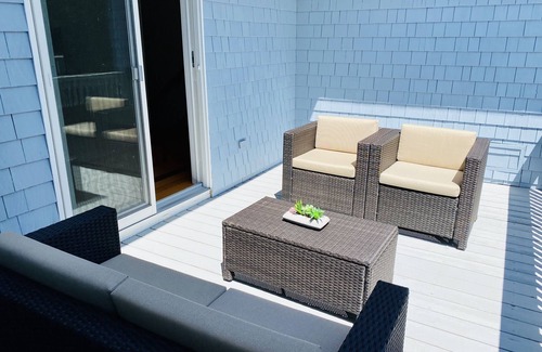 The Heights Haus | Spacious house next to the beach, Ferry and Eateries.