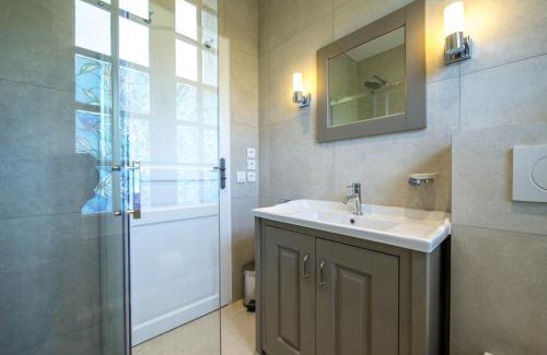 Tourrettes-sur-Loup Villa | Spacious villa in Tourrettes-sur-Loup with Private Lake access Sleep 16