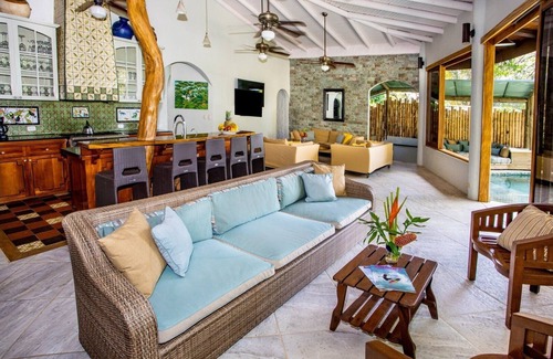 Manuel Antonio Villa | Villa mit 6 Kingsize-Betten. 3 Pools mit Sonnendeck. Atemberaubende Aussicht auf den Ozean.