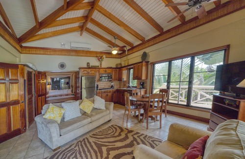 Placencia Villa | Spacious Villa on the Beach in Quiet North Placencia Village