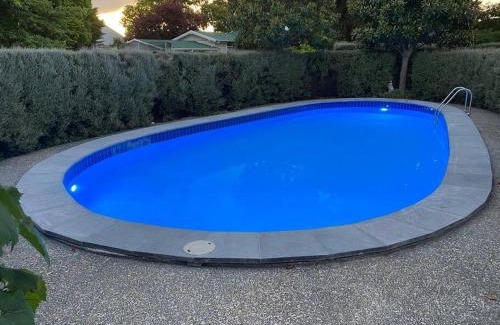 Hastings Wohnung | Spanish Mission Hideaway with pool and garden