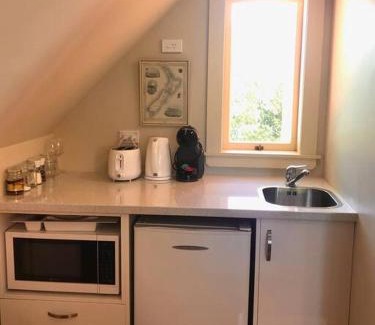 Hastings Wohnung | Spanish Mission Hideaway with pool and garden