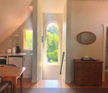 Hastings Wohnung | Spanish Mission Hideaway with pool and garden