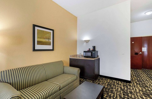 La Grange Hotel | Quality Suites La Grange