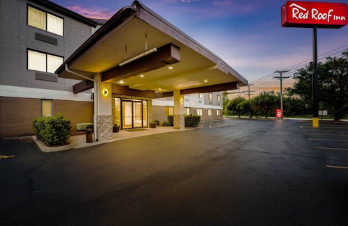 Palatine Hotel | Spark by Hilton Palatine Arlington Heights