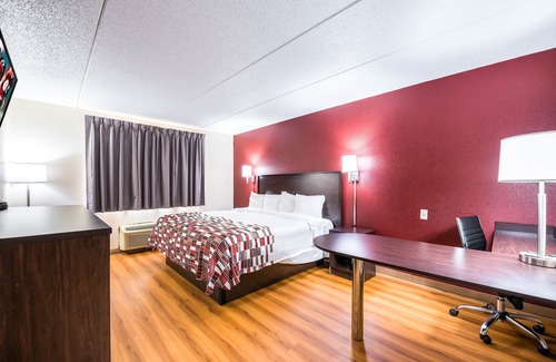 Palatine Hotel | Spark by Hilton Palatine Arlington Heights