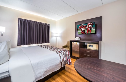 Palatine Hotel | Spark by Hilton Palatine Arlington Heights