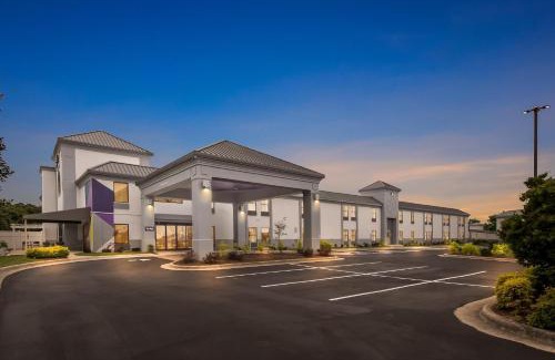 Pine Forest Hotel | Spark by Hilton Spring Lake Fayetteville