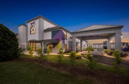 Pine Forest Hotel | Spark by Hilton Spring Lake Fayetteville