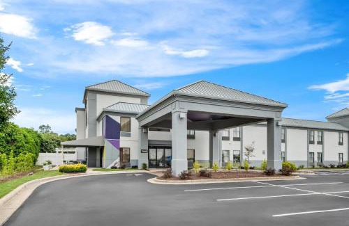 Pine Forest Hotel | Spark by Hilton Spring Lake Fayetteville