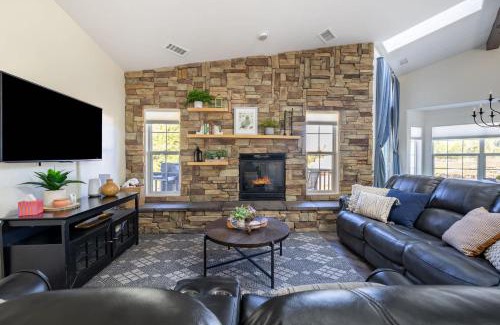 Mountainaire Haus | Sparrow Nest Hideaway 5BR Home with Hot Tub