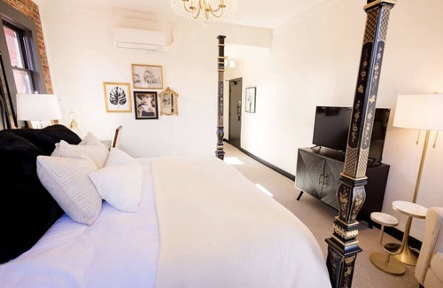 Nevada City Hotel | Speakeasy King Room (Rm1)