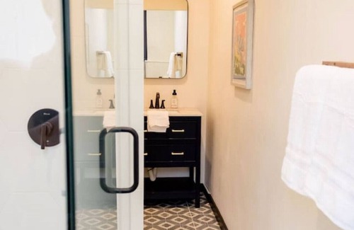 Nevada City Hotel | Speakeasy Queen Room (Rm 7)