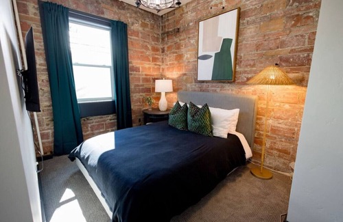 Nevada City Hotel | Speakeasy Queen Room (Rm 7)