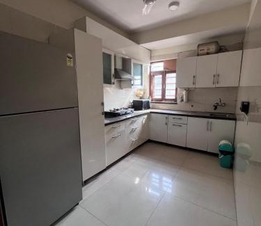 Khattalwada Wohnung | Specious 3BHK Apartment with Balcony relaxing vibe