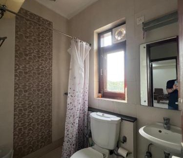 Khattalwada Wohnung | Specious 3BHK Apartment with Balcony relaxing vibe