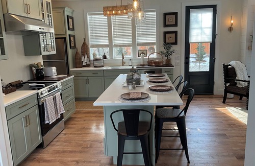 Elm Hütte | Spectacular 2BR/2BA private peaceful cottage - minutes from downtown Lititz.