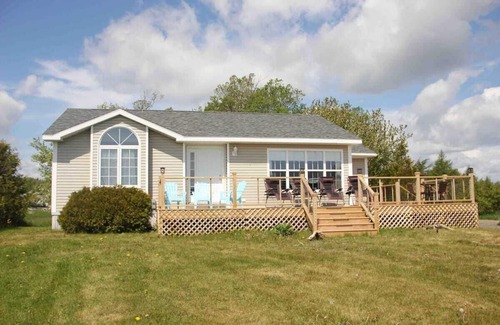 Lubec Hütte | Spectacular Beachfront 2-bedroom cottage 5 minutes from Quoddy Head State Park!