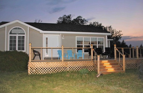 Lubec Hütte | Spectacular Beachfront 2-bedroom cottage 5 minutes from Quoddy Head State Park!