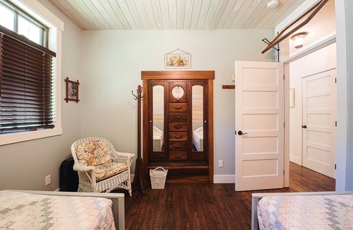 Williamsburg Hütte | Spectacular Cottage Home on Antrim's Chain of Lakes