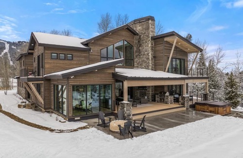 Tamarack Haus | Spectacular Estate Home with Hot Tub and Sauna