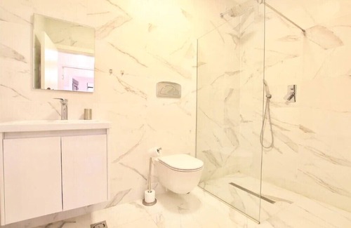 Donja Lastva Wohnung | Spektakuläre moderne Apt in Tivat Minute vom Meer entfernt