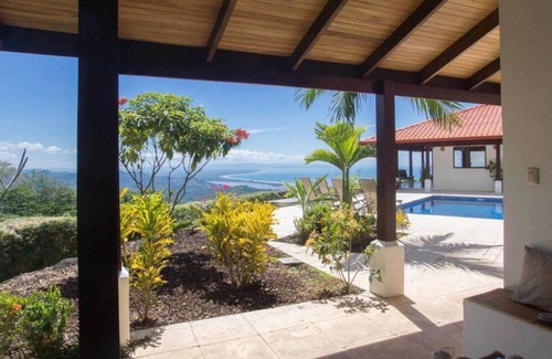 Ojochal Haus | Spectacular Ocean and Mountain Views in the hills above Ojochal