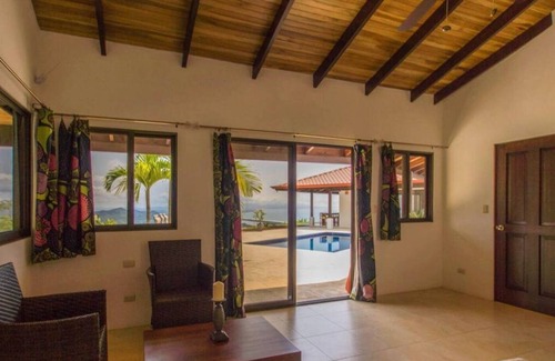 Ojochal Haus | Spectacular Ocean and Mountain Views in the hills above Ojochal