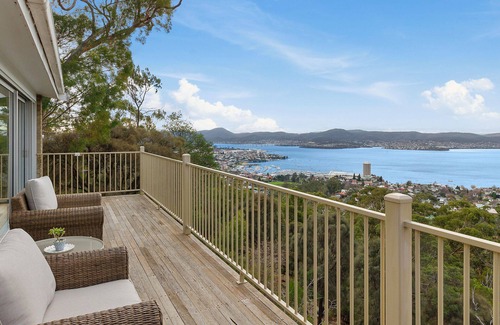 Mount Nelson Haus | Spectacular Views - 2 Bedrooms - Free Parking - Mount Nelson