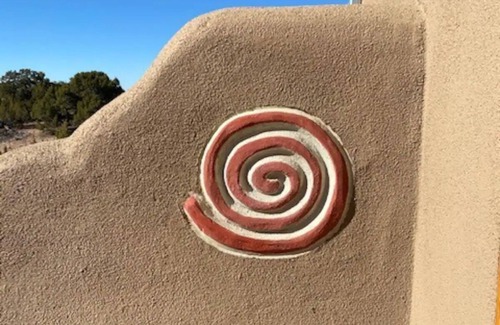 Canoncito Haus | Spectacular Views - Artist Barn on the Turquoise Trail