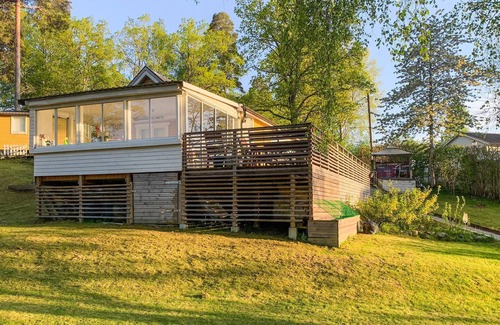Sodertalje Haus | Spend an unforgettable vacation near the lake in this inviting vacation home.