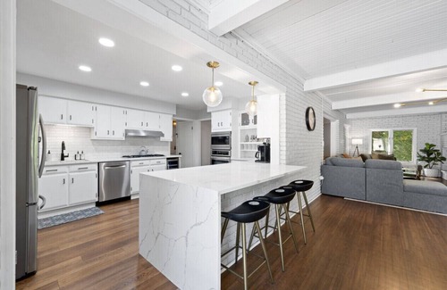 Bridgman Haus | Spend fall in MI! Hot Tub, Fire Pit + more!