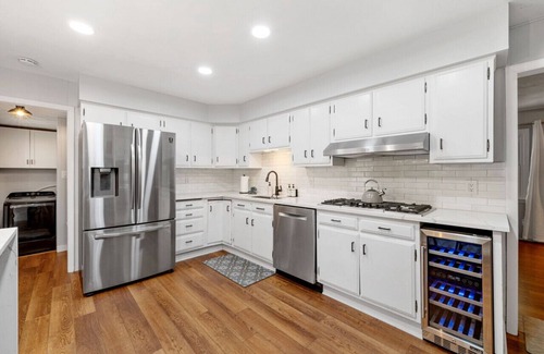 Bridgman Haus | Spend fall in MI! Hot Tub, Fire Pit + more!