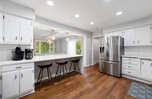 Bridgman Haus | Spend fall in MI! Hot Tub, Fire Pit + more!