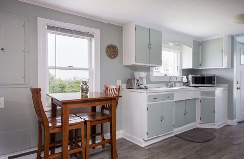 Breakwater Village Haus | Spendid Cottage in Breakwater Village - Private Neighborhood Beach